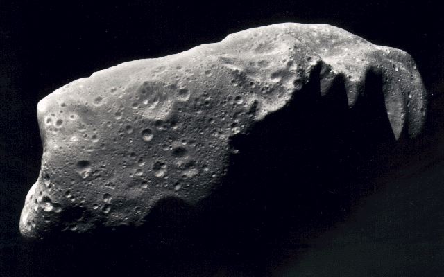 Земята се размина с 12 метров астероид
