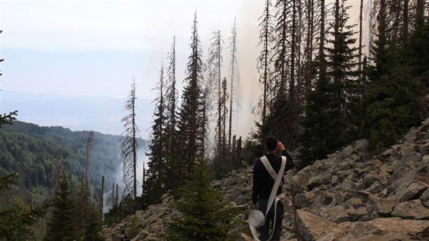 Пожар бушува под връх Скакавец – служители на ДГС-Самоков се борят с огъня