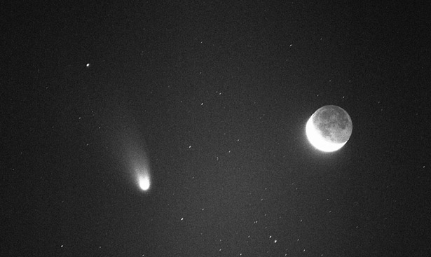 Комета изгрява като втора луна