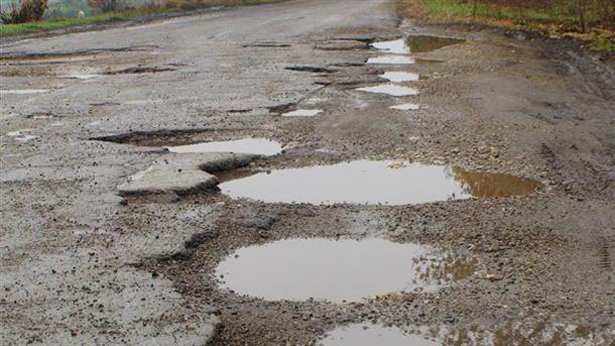 Областното пътно троши милиони за ремонт на пътя до Говедарци с асфалт, който трае един ден
