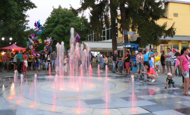 „Сухият” фонтан подмокря площада и детския кът – съсипва бизнеса на собственика му