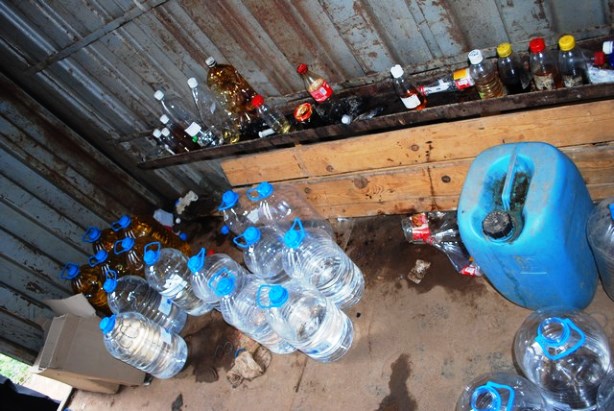 170 литра пиячка менте и контрабандни цигари иззеха самоковски полицаи при специализирана акция