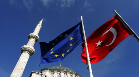 Европейският съюз и Турция подписаха споразумение за връщане на нелегалните имигранти