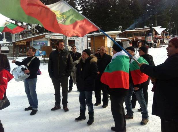 Протестиращи скандираха „оставка“ и „червена мафия“ пред хотел „Рила” в Боровец