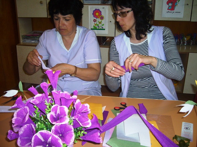 ЦДГ „Детелина” посрещна Цветница с ръчно изработени цветя