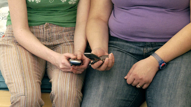 Американски учени твърдят – смартфоните и таблетите водят до затлъстяване