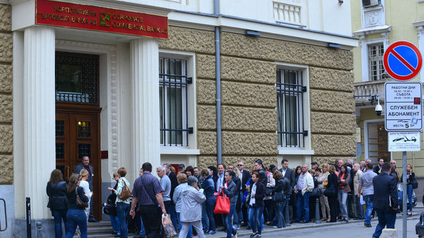 Швейцарският ежедневник „Льо Тан“: Банковите гишета в София са под обсада