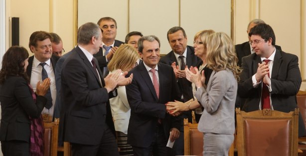 Депутатите приеха оставката на кабинета Орешарски с аплодисменти