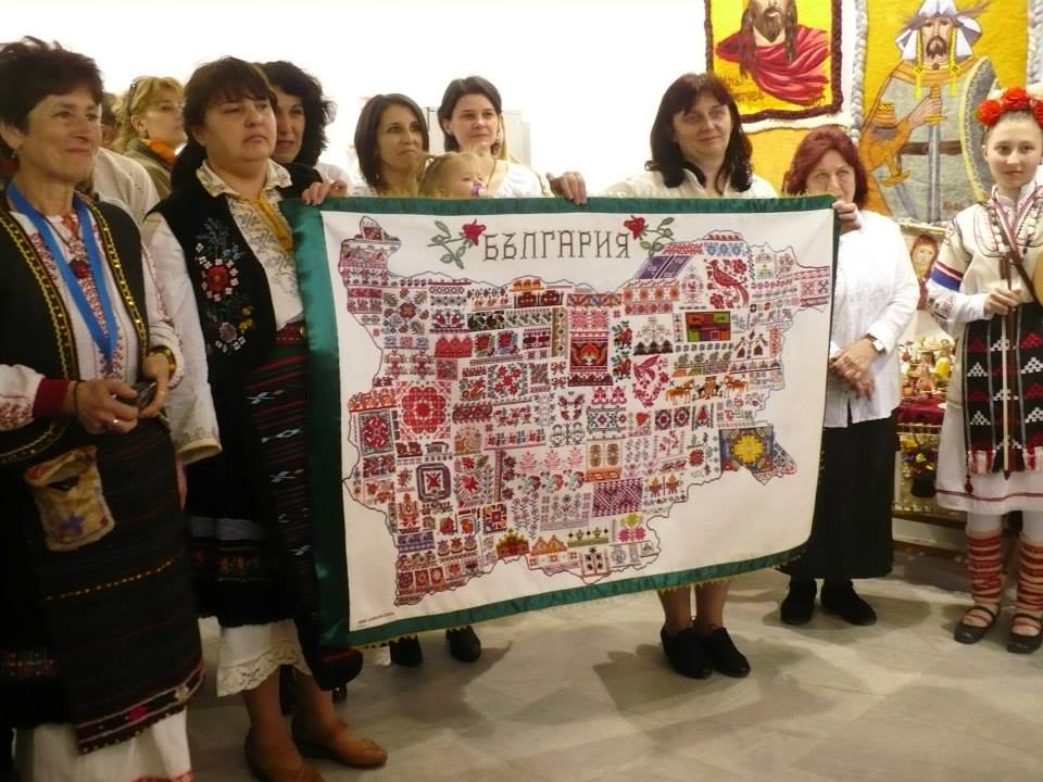Везано знаме с картата на България посрещна гостите на изложението „Културен туризъм“. В майсторския екип – и самоковката Ани Йовева