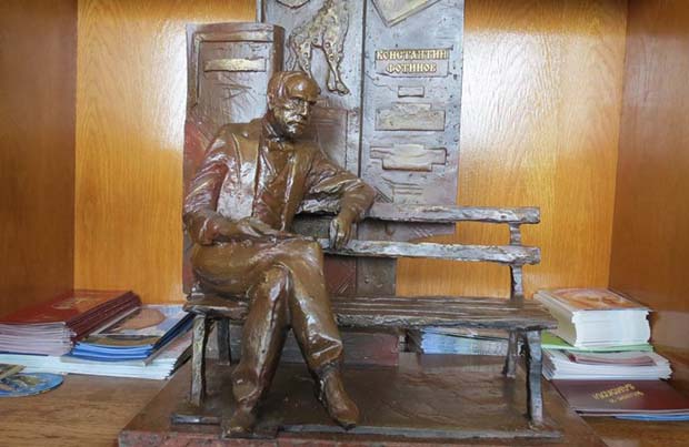 Паметникът на Константин Фотинов, поръчан от кмета в нарушение на закона, вече е монтиран