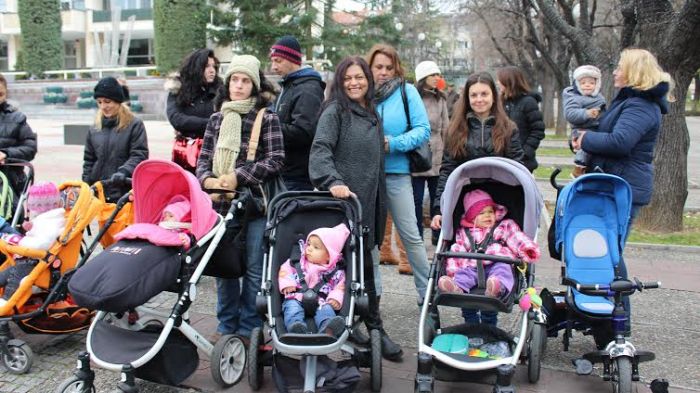 В България протестират майки и бебета. В Самоков протестират само организаторите.