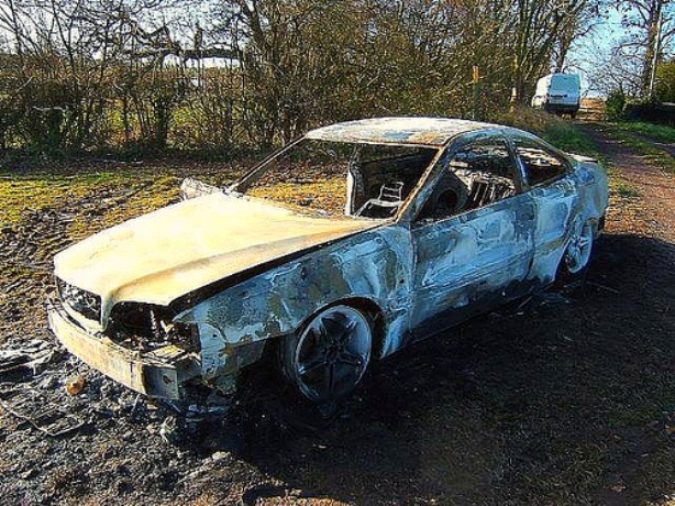 Автомобил горя на паркинг в Самоков