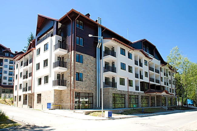 Общинският хотел в Боровец се руши – кметът го нарече сграда призрак