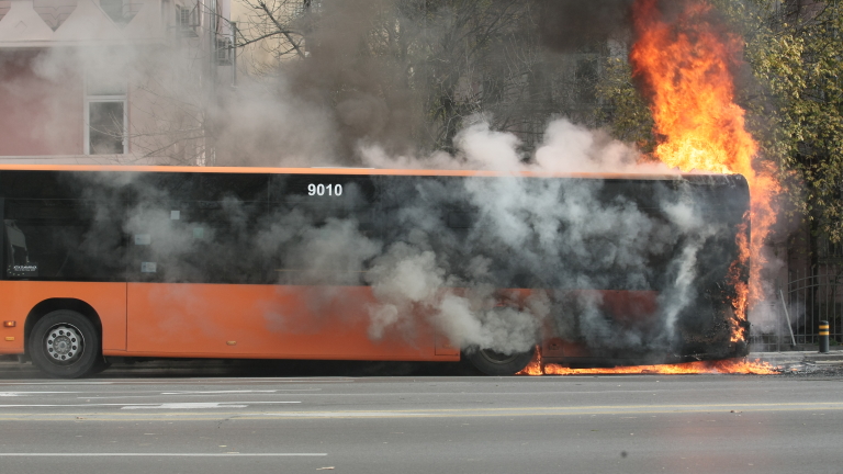 Автобус с деца се запали край Боровец – размина се без жертви
