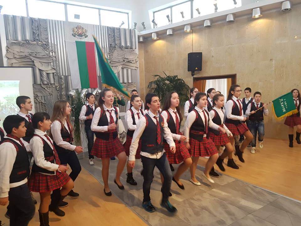 С България в сърцето учениците от ОУ “Христо Максимов“ представиха богата програма по повод Националния празник