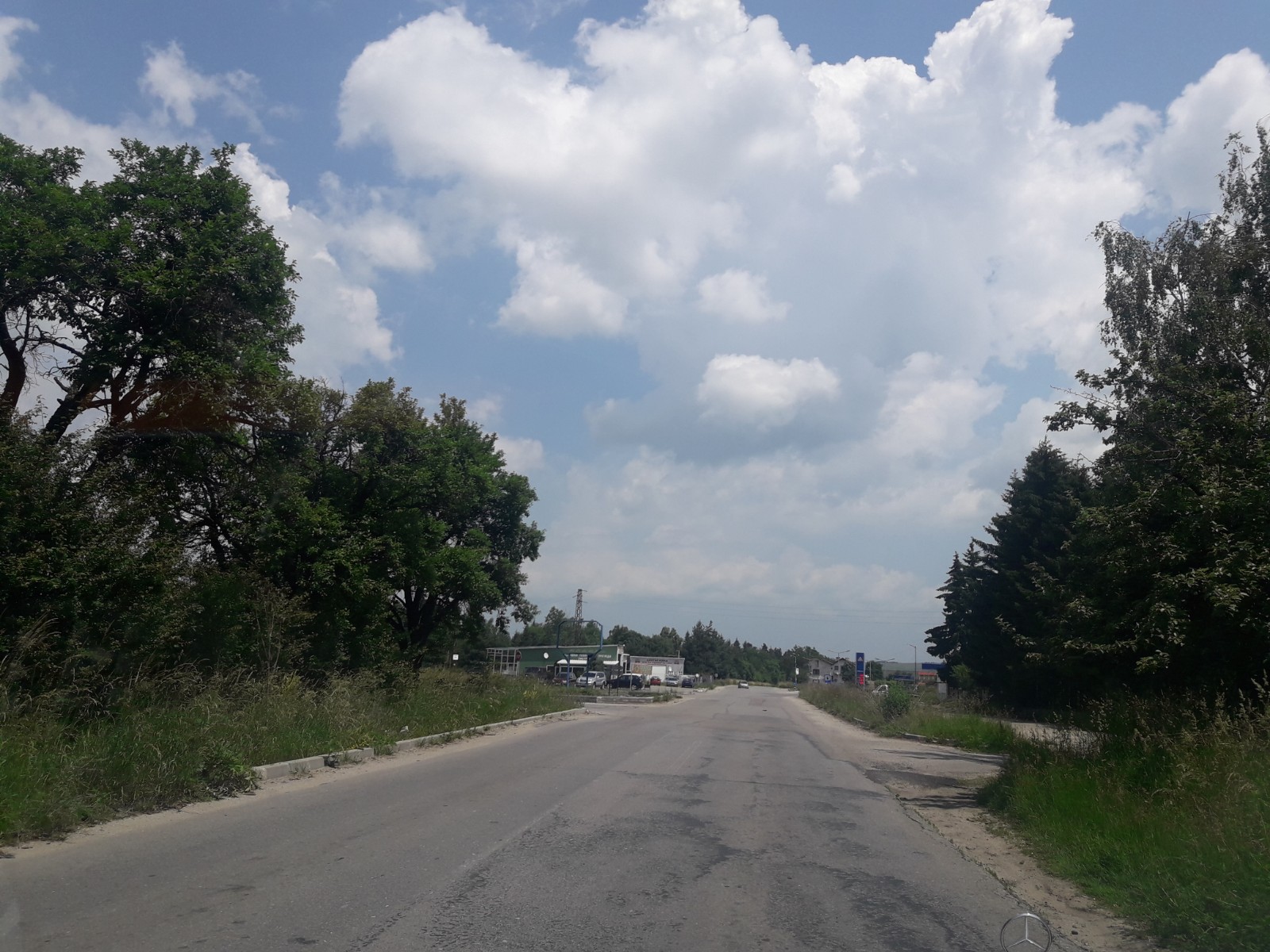 Буйна растителност и грамади боклуци пречат на видимостта по пътищата в община Самоков. Крият риск от произшествия
