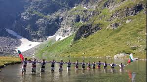 Екоминистерството налага глоби за навлизане на хорото в едно от Седемте рилски езера