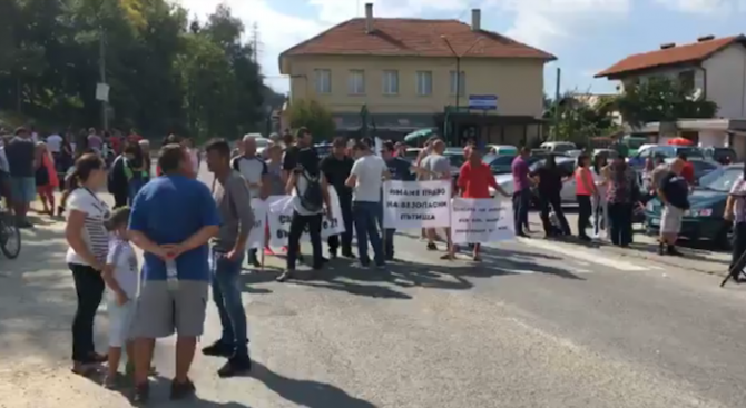 Този път стотици самоковци се включиха в протеста срещу разбитите и опасни пътища от и към Самоков