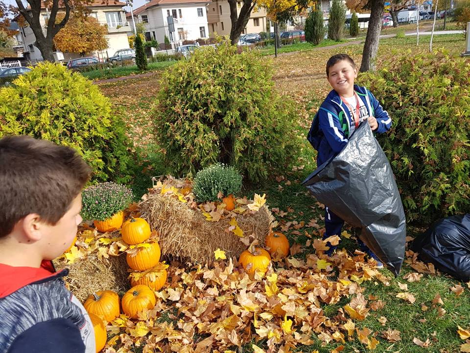 Ученици от ОУ “Христо Максимов“ украсиха парк Крайискърец с есенни композиции