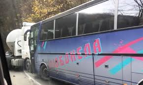 Междуградски автобус по линията Самоков-София се сблъска с циментовоз при Златна рибка – има петима пострадали