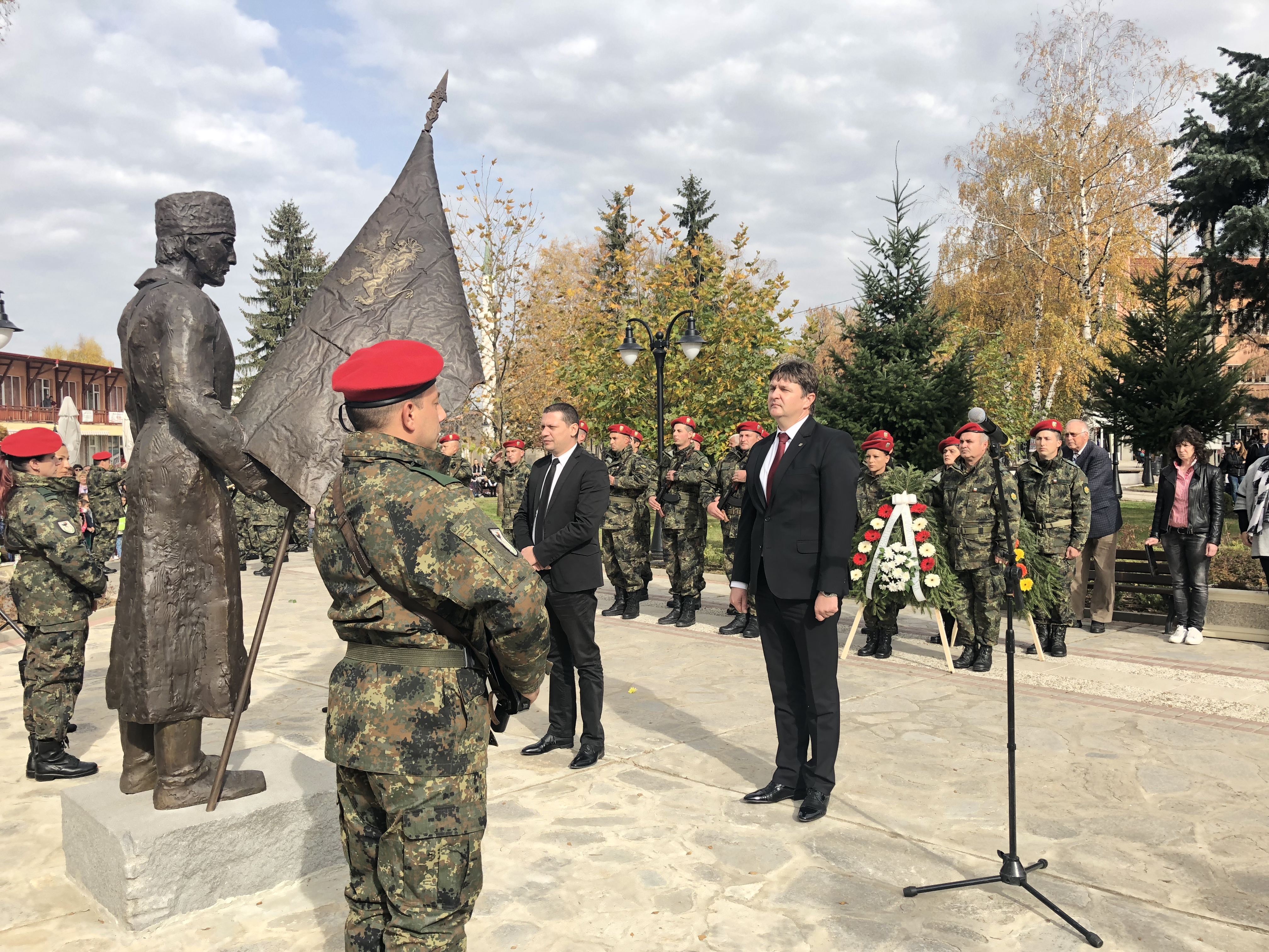 Областният управител Илиан Тодоров откри паметник на опълченците в  Самоков, струващ на общинската хазна 41 400 лв.
