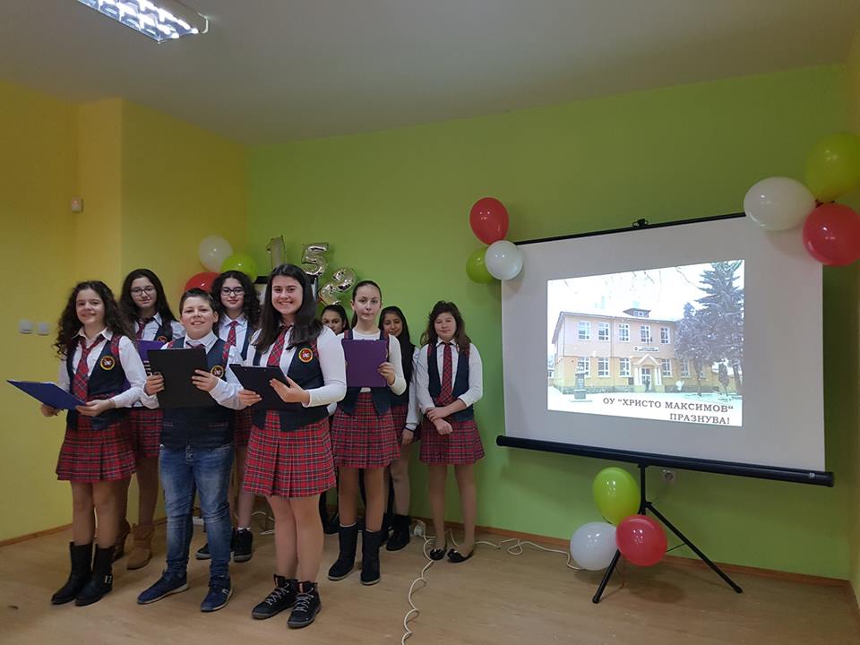 В днешния ден ученици и учители от ОУ „Христо Максимов“ почетоха своя патрон