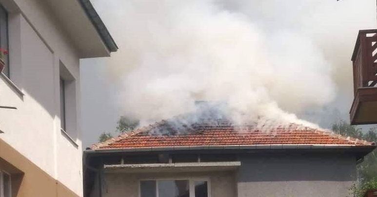 Съветниците гласуваха по 1000 лева за ремонт на изгорелите покриви на две семейства