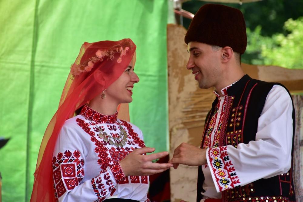 Самоковката Петя и Калин от Враца се венчаха на автентична северняшка сватба по време на фолклорния събор „Леденика 2019“