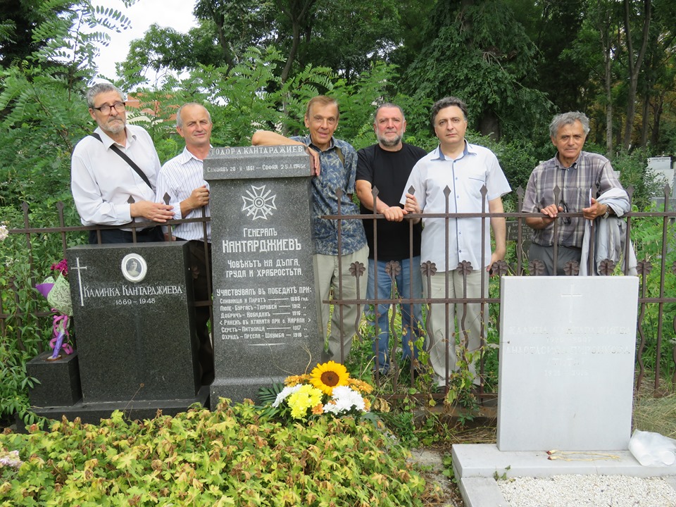 Група самоковски родолюбци се преклониха на гроба на ген. Тодор Кантарджиев