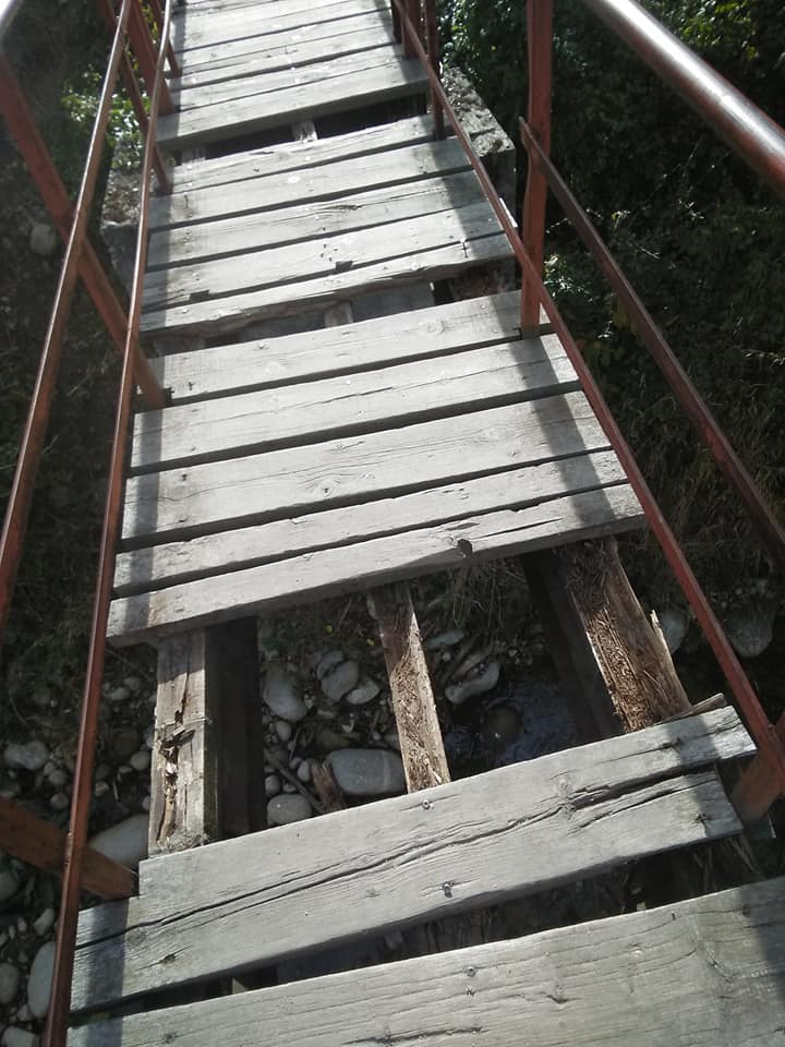 Мостът към парк Лаго – изтърбушен! Преминаващите – в риск!