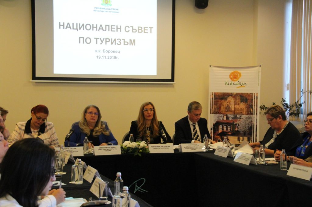 Министър Ангелкова на заседание в Боровец: В националните курорти се отчита спад между 10 и 18%