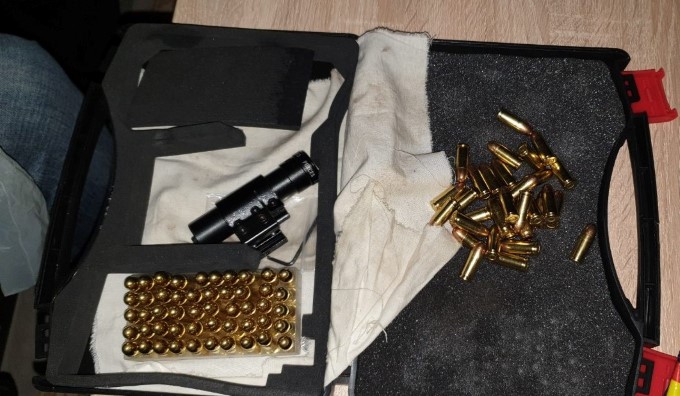 Незаконно оръжие, боеприпаси и наркотици са иззети при полицейска акция в Самоков
