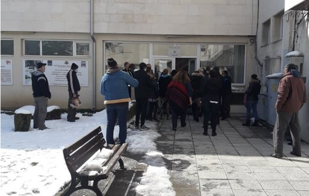 Слух за социални помощи струпа множество хора пред Бюрото по труда в Самоков. Служители на полицията наложиха ред