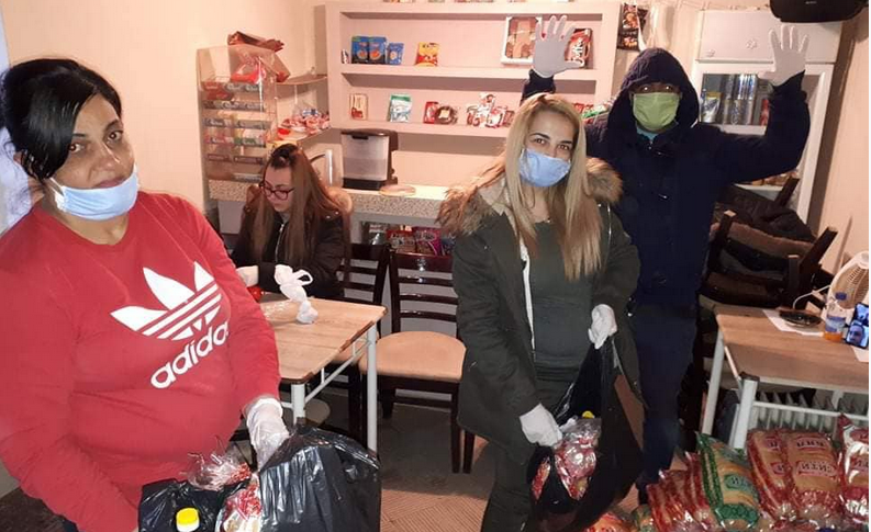Осем доброволци към църквата в Седми квартал набират дарения и раздават храни на нуждаещи се съкварталци