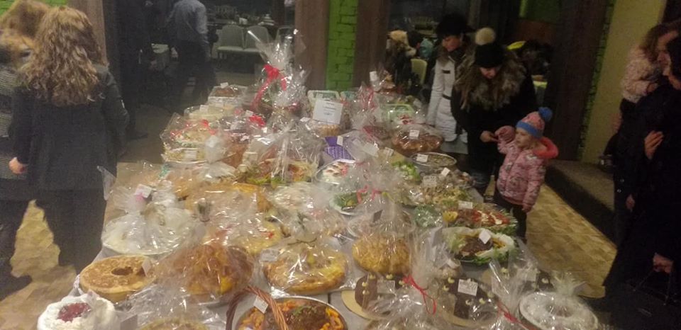 ГЕРБ-Самоков дари на пет семейства средствата от благотворителната кулинарна изложба