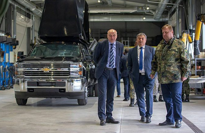 Министърът на отбраната Каракачанов посети завод „Самел 90“ в Самоков