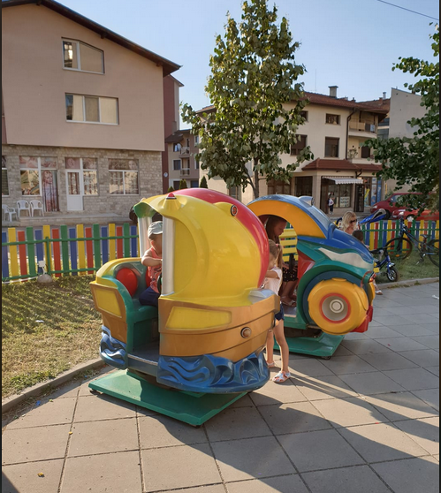 Платени колички на детска площадка в кв. „Самоково“ предизвикаха възмущението на майки и баби