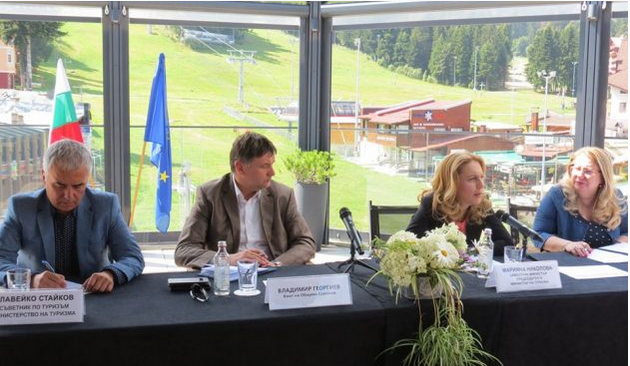 Министър Марияна Николова проведе в Боровец работна среща с представители на туризма. От бранша поискаха повече реклама в социалните мрежи