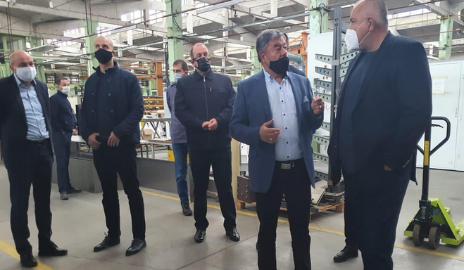 Премиерът Борисов в самоковския завод „Самел 90“:  Доживяхме да правим коли за Бундесвера