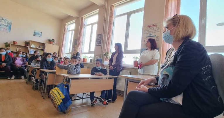 Екипът на ОУ “Васил Левски“-Ярлово осигури психологична помощ на учениците и родителите във връзка с убийството на 7-годишната Веселинка