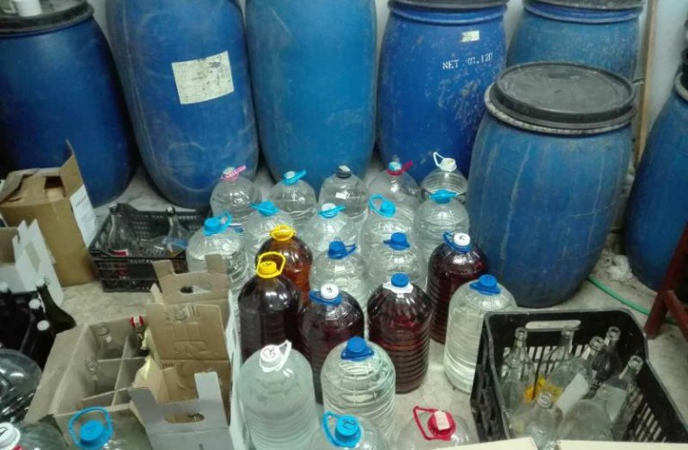 Иззеха 300 литра контрабанден алкохол от частен дом в Самоков