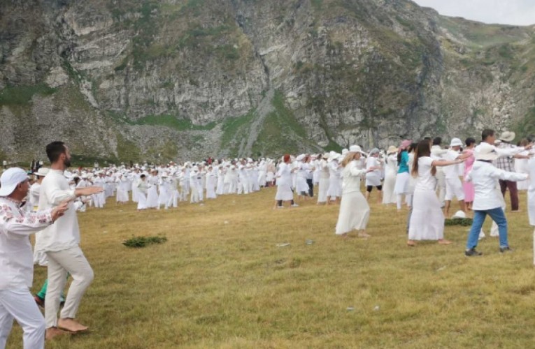 Хиляди последователи на Учителя Петър Дънов посрещнаха Божествената Нова година край 7-те Рилски езера