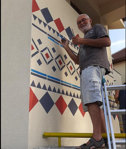 Българска шевица оцвети фасадата на Дома за възрастни в Самоков от ръката на художника Васко Славков