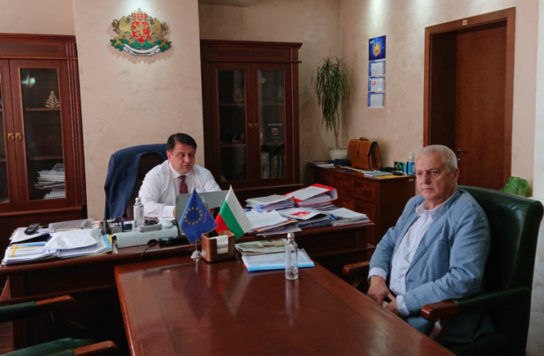 Областният управител Стойчев и директорът на областната АПИ обсъдиха състоянието на пътищата в областта. Самоков сред проблемните райони