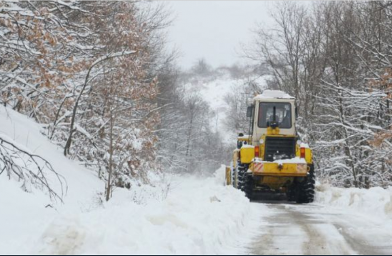 Ограничителен режим на тока в самоковското село Бели Искър заради обилен снеговалеж
