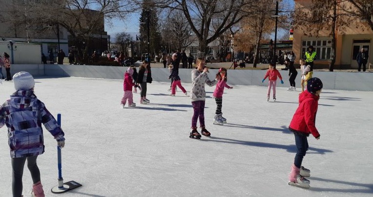 Ледената пързалка в Самоков отново събра любителите на кънките