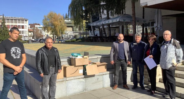 Сдружението на самоковските писатели дари 500 книги на българските дружества в Северна Македония, Албания и Косово