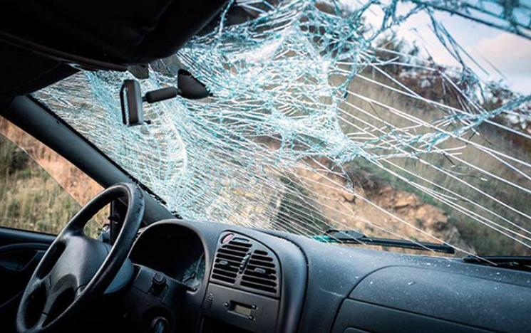 38-годишен самоковец потроши с брадва и моторен трион стъклата на автомобил