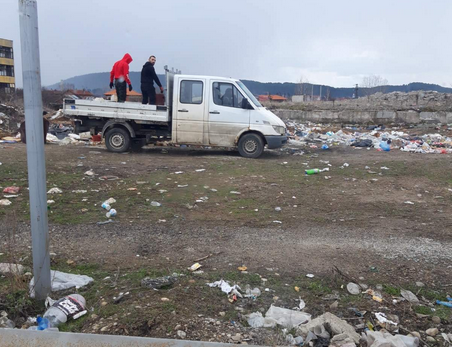 Нарушители с камионче изхвърлиха боклуци, докато служители на Депото в Самоков чистеха бунището в района
