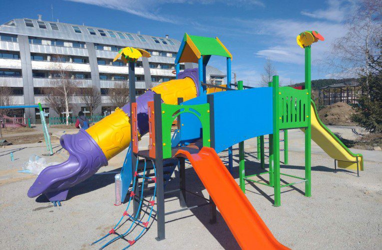 Монтираха нови съоръжения на детската площадка в двора на Спортното училище в Самоков